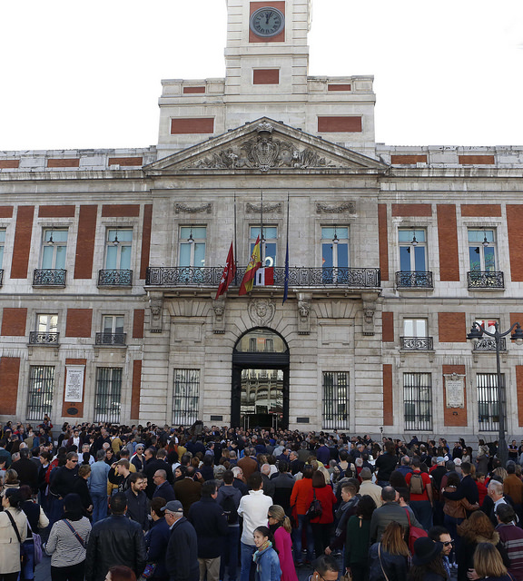 5 minutos de silencio en la Puerta de Sol por las vctimas de los atentados de Pars       | C. Cifuentes Flickr/CC